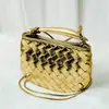 Nova bolsa de couro de vaca trançada mais vendida bolsa de mão de metal de couro macio bolsa de ombro de couro com personalidade da moda bolsa feminina de couro