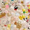Novas Roupas, Bolsas, Lenços Decorativos, Meias, Acessórios e Materiais de Pelúcia Fofos de Desenho Animado de Alta Qualidade Que Não São Broches