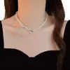 Collar de mariposa con microincrustaciones de circonita y doble perla de vidrio, cadena de clavícula de lujo, elegante y de nicho, con cuentas de arroz de celebridades cibernéticas.