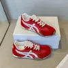 Sapatos vermelhos estilo alemão para mulheres 2026 verão novo versátil malha respirável confortável sapatos Argan tênis casuais confortáveis