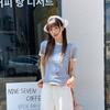 Foto Real de Camiseta de Manga Curta Listrada em Contraste com Gola Redonda e Ombro Direito para Mulheres Verão 2025 Estilo Coreano Efeito Emagrecedor