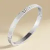 Pulseiras Femininas Europeias e Americanas Transfronteiriças em Formato de Coração de Aço Titânio Incrustadas com Zircônia Pulseiras da Moda de Alto Padrão que Não Desbotam Pulseiras de Aço Inoxidável Atacado