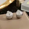 Pendientes de martillo irregulares semicirculares con textura transfronteriza europea y americana, pendientes sencillos de alta gama chapados en oro para mujer.