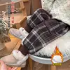 Pantalones de cuadros para niña estilo coreano con forro de polar y bolsillos grandes, nueva colección otoño/invierno 2026, pantalones largos de moda para niñas pequeñas