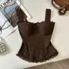 Camisola de encaje picante y puro deseo, un top de verano versátil y ajustado con un aire chic y elegante