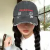 Gorra de Béisbol de Mezclilla Bordada con Letra Estilo Americano para Mujer con Circunferencia de Cabeza Grande, Ala Ancha y Acabado de Alta Gama