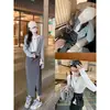Cárdigan de punto gris estilo coreano para mujer, una pieza fina y sencilla de otoño que estiliza, presenta mangas largas, un cuello redondo y está diseñado como una prenda exterior casual.