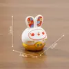 Micro-Paisagem Criativa Fofa Yuanbao Atração de Riqueza Ano Novo Ruyi Coelho Pequeno Figuras Enfeites Montado no Carro Desktop Pequenos Enfeites