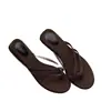 Sandalias de tira tejida, de suela plana, para usar al aire libre, estilo retro, adecuadas para faldas, chanclas para mujer, verano 2026, modernas y versátiles, modelo nuevo