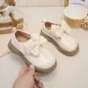 Mocasines para Niñas 2026 Nuevo Modelo Moño Velcro Zapatos Pequeños de Cuero para Niños Zapatos de Princesa de Otoño Planos de Suela Suave