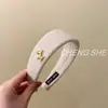 Faixa de Cabelo de Lã Lisa Colorida Estilo Ano Novo com Aba Larga e Etiqueta Dourada Cabeça de Pônei para Mulheres, Sensação de Alto Padrão, Faixa de Cabelo que Não Aperta, Headband, Acessório de Cabelo