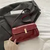 Bolso Pequeño de Moda para Mujer Versión Coreana Bolso Cuadrado Pequeño Versátil Nuevo Otoño 2025 Bolso de Hombro Cerradura Simple Bolso de Moda para Mujer
