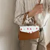 Estilo Nuevo de Primavera Fresco y Elegante Parche de Moda de Cereza Patchwork 2026 Nuevo Bolso Dulce de Moda y Bolso Cruzado Pequeño Cuadrado para Mujer