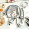 Conjunto de Menina Primavera e Outono Estilo Coreano Moletom Cartoon Calça Jogger Peça Dupla Outono Inicial Novo Conjunto Casual Estiloso Infantil