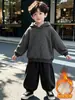 2407 Conjunto de Roupas de Inverno para Meninos 2026 Novo Lindo Elegante Jaqueta de Couro Espessa Forrada com Lã Infantil Roupa Externa Conjunto de Três Peças Tendência de Inverno