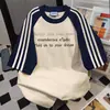 Camiseta de Manga Curta Color Block com Listras Três Cores e Estampa de Letras Estilo Coreano, Nova Peça Casual Soltinha de Verão para Casal