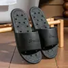 Sandalias y pantuflas simples con agujeros para el baño del hogar de las mujeres antideslizantes para uso en pareja masculinas para bañarse hotel casa de huéspedes pantuflas al por mayor