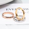 Anillo de Flores de Onda en V de 3 mm de Moda Popular de Celebridad de Internet Lujo Accesible Anillo de Estilo Frío Patrón Acolchado Anillo de Acero de Titanio para Mujeres
