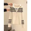 Camiseta de malha listrada em cores contrastantes de manga longa, camiseta base para mulheres, novo estilo do início do outono de 2026, top branco com colarinho meio aberto