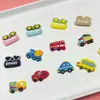Juguete Letra Dibujo Animado Coche Vehículo de Ingeniería Caucho Blando Joyería Accesorios Chanclas con Agujeros Funda para Teléfono Móvil Pegatinas Decorativas DIY