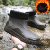 Botas de Chuva Pretas Simples Estilo Coreano Sapatos de Borracha Estilo Clássico Botas Curtas para Deslocamento na Estação Chuvosa Sapatos Masculinos Antiderrapantes Modernos Botas de Pesca