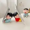 Figura de Crayon Shin-Chan Pijama Soporte para Tableta Teléfono Adorno Muñeco de Nohara Shinnosuke Soporte Perezoso Escritorio