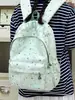Mochila texturizada de cielo azul nublado con estrellas para estudiantes, que ofrece un ambiente de campus de ensueño, adecuada para clases, vacaciones y uso casual, bolsa versátil de doble hombro