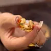 Estilo europeo y americano transfronterizo nuevo anillo liso de circonita con clip lateral ancho diseño de nicho retro acero de titanio chapado en oro de 18k joyería