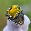 Anillo de cristal para hombre transfronterizo, disponible en 24 colores, con un diseño retro adornado con cristales, una pieza ligera y lujosa, un accesorio de moda para venta al por mayor