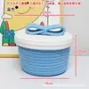 Cesta de almacenamiento tejida hecha a mano al por mayor de fábrica, caja de almacenamiento de color macarrón con tapa, decoración de escritorio para el hogar y organizador de artículos varios