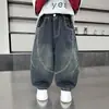 Pantalones para Niños Otoño 2026 Estilo Nuevo Niños Súper Bonitos Jeans de Otoño Estilo Coreano Niños Pequeños y Medianos Casual Pantalones de Pierna Curva