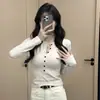 Nova camisa básica versátil de outono e inverno estilo americano, gola henley, forrada de fleece, quente, de alta qualidade, com corte justo, para mulheres