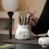 Porcelana blanca con detalles dorados, un juego de seis utensilios de té para la ceremonia del té china, que incluye un clip para té y un portalápices