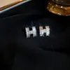 Brincos de Agulha Prateada com Letra H Cravejada de Diamantes, Estilo Francês de Luxo Leve, Brincos Exquisitos com um Toque de Alto Padrão, Brincos de Design de Nicho