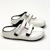 Sapatos casuais brancos slip-on únicos, sapatos Birkenstock retrô novos de sola grossa, tamancos de bico fechado 2026 para mulheres, uso ao ar livre de verão