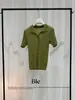 Elegante y profesional, este cárdigan de punto de manga corta con cuello polo para mujer es un nuevo estilo de verano que estiliza y tiene un diseño de hombros rectos.