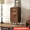 Cristaleira vintage na cor nogueira com portas de vidro arqueadas e múltiplas gavetas, adequada para sala de estar ou escritório, para guardar livros e itens decorativos