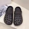 Zapatos con agujeros para mujer, antideslizantes, suela suave, transpirables, sandalias de dibujos animados, moda de verano, sandalias para exteriores, pantuflas huecas coreanas