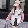 Jaqueta de baseball para meninas, para usar na primavera e no outono, cardigã versátil com blocos de cor para crianças mais velhas, blusa esportiva casual e estilosa para crianças