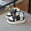 Tênis infantil de cano alto estilo coreano, novo estilo primavera 2026, sapatos esportivos casuais antiderrapantes para meninos e meninas.