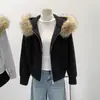 Chaqueta Corta con Cuello de Piel Negra para Mujer 2026 Nuevo Estilo Coreano Chic Conjunto Adelgazante Petite Más Terciopelo Chaqueta Corta
