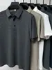 Camisa polo de seda helada para hombre de verano, camiseta de manga corta, tejido gofrado transpirable, casual y moderna, en stock, con cuello Henry y etiqueta