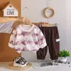 Conjunto de Roupas de Outono para Meninos Transfronteiriço 2026 Novo Primavera e Outono Moletom Fresco Bonito para Bebê Roupas Estilosas para Crianças Conjunto de Duas Peças Tendência
