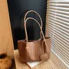 Bolsa de palha tecida de verão transfronteiriça, novo modelo 2026 para mulheres, bolsa de ombro versátil e estilosa de grande capacidade, bolsa de axila