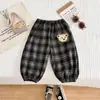Calça de moletom casual infantil para primavera e outono, calça de bolinhas para uso ao ar livre, calça de bebê de corte solto, estilosa e versátil para meninos e meninas