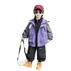 Elegante chaqueta cortavientos con capucha de doble capa color morado taro para niños, a prueba de viento, resistente al frío y cálida para otoño e invierno.