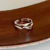 Nuevo anillo trenzado de doble capa para mujer, moderno y único, con torsiones de onda irregulares y textura enredada, anillo abierto versátil para mujer