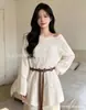 Nuevo Suéter Casual de Punto Hueco Otoñal Off-Shoulder para Mujer, Corte Holgado, Ceñido a la Cintura, Cinturón de Corbata, Manga Larga, Top Adelgazante Estilo Coreano