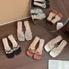 Sandálias de salto alto estilo francês, sapatos femininos para uso externo, novidades quentes de verão 2026, sandálias prateadas de bico quadrado com salto grosso, perfeitas para combinar com vestidos