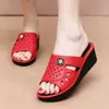 Nuevas sandalias de cuña de moda para mujer, tipo slip-on, adecuadas para usar al aire libre, cómodas y suaves, antideslizantes para la playa, punta redonda, sandalias de punta abierta para mujer